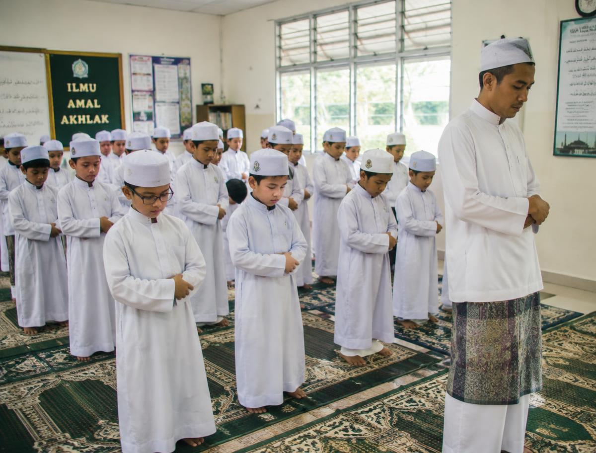 Lower Elementary students learning solat in class